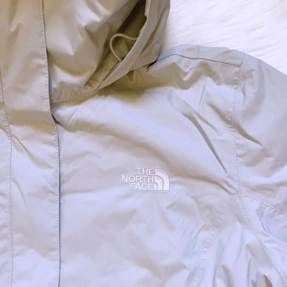 The North Face Women’s Resolve 2 Rain Jacket - Picture 3 of 7
